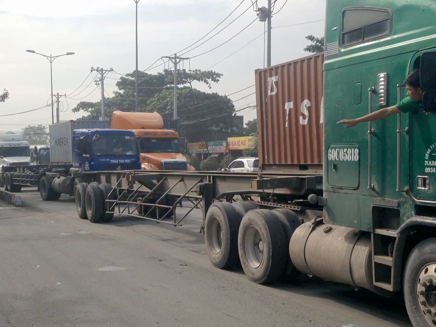 Vụ va chạm khiến giao thông khu vực bị ùn ứ nặng.